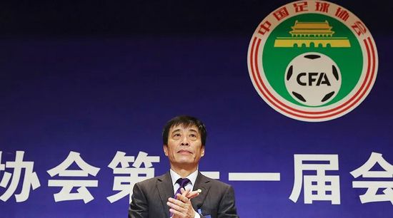 菲利普斯后场失误布卡里弧顶斜传黄仁范禁区低射破门。